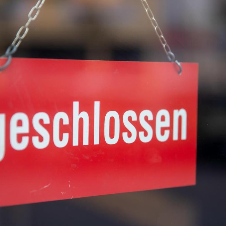 "Geschlossen" steht am 17.03.2020 in Nürnberg auf einem Schild an der Tür eines Restaurants. Wegen des Coronavirus dürfen in der Gastronomie in Bayern vom 18. bis 30. März nur noch Speiselokale und Betriebskantinen von 6 bis 15 Uhr geöffnet haben. 