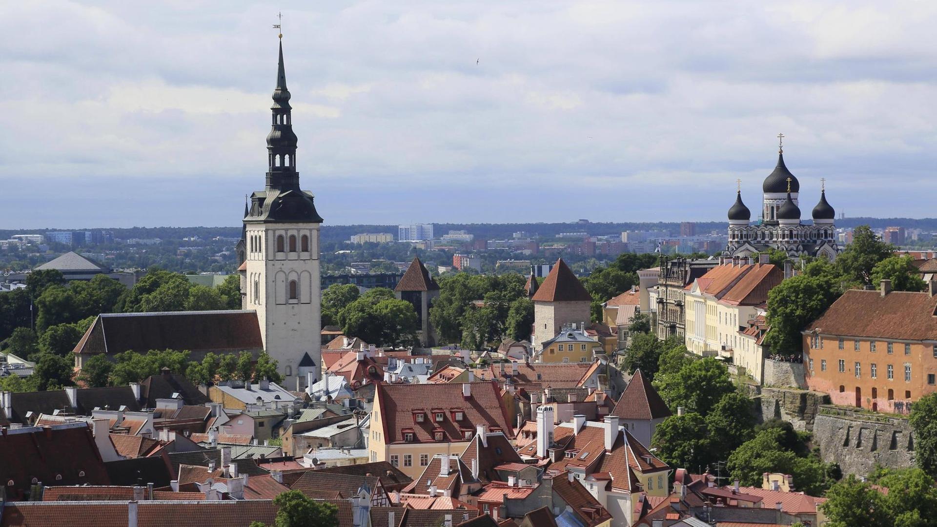 Ein weiter Blick über Tallin Richtung Nikolaikirche, zur Alexander-Newski-Kathedrale und zum Turm der Olaikirche Ein weiter Blick über Tallin Richtung Nikolaikirche, zur Alexander-Newski-Kathedrale und zum Turm der Olaikirche