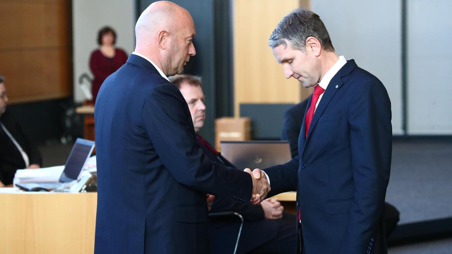 Björn Höcke, AfD Thüringen (rechts) gratuliert dem neuen Ministerpräsidenten Thomas L. Kemmerich (FDP). Björn Höcke, AfD Thüringen (rechts) gratuliert dem neuen Ministerpräsidenten Thomas L. Kemmerich (FDP).