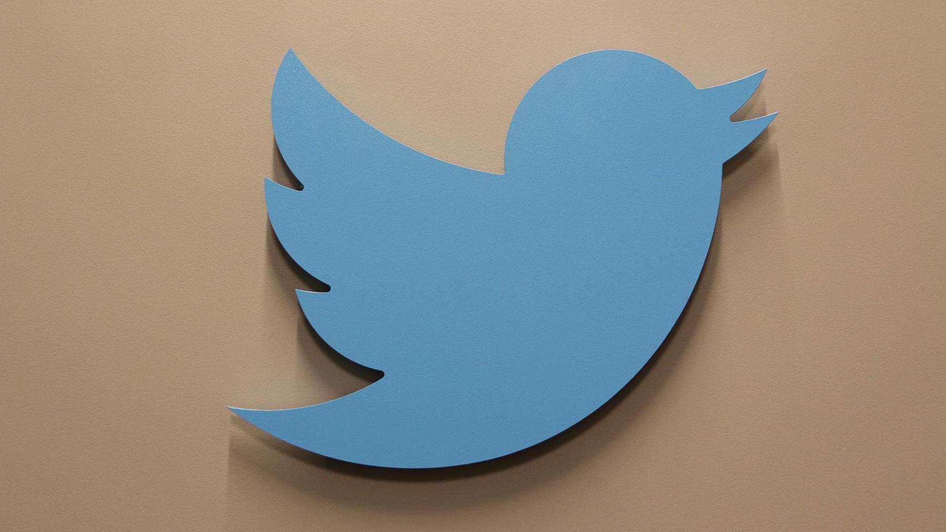 Logo des Kurzmitteilungsdienstes Twitter im Hauptquartier des Unternehmens in San Francisco, aufgenommen am 07.03.2016. Logo des Kurzmitteilungsdienstes Twitter im Hauptquartier des Unternehmens in San Francisco, aufgenommen am 07.03.2016.