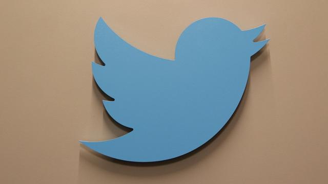 Logo des Kurzmitteilungsdienstes Twitter im Hauptquartier des Unternehmens in San Francisco, aufgenommen am 07.03.2016.