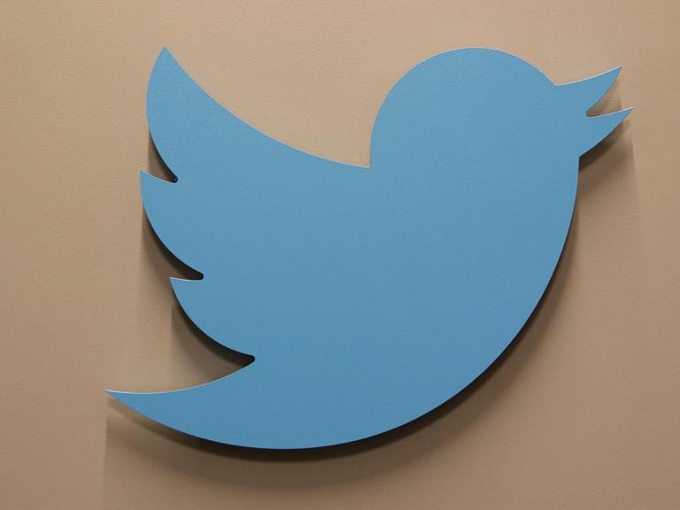 Logo des Kurzmitteilungsdienstes Twitter im Hauptquartier des Unternehmens in San Francisco, aufgenommen am 07.03.2016.