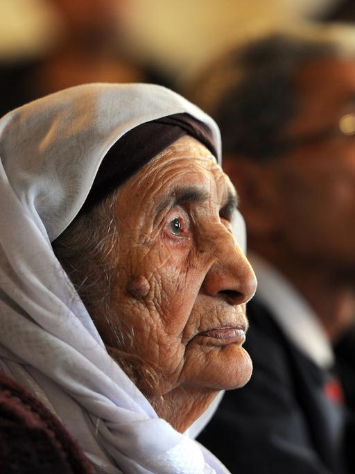 Die 107 Jahre alte Syrerin Sabria Khalaf sitzt am 17.03.2014 zusammen mit ihrem Sohn Kanan Ali auf dem Sofa ihrer Familie in Holdorf (Niedersachsen).