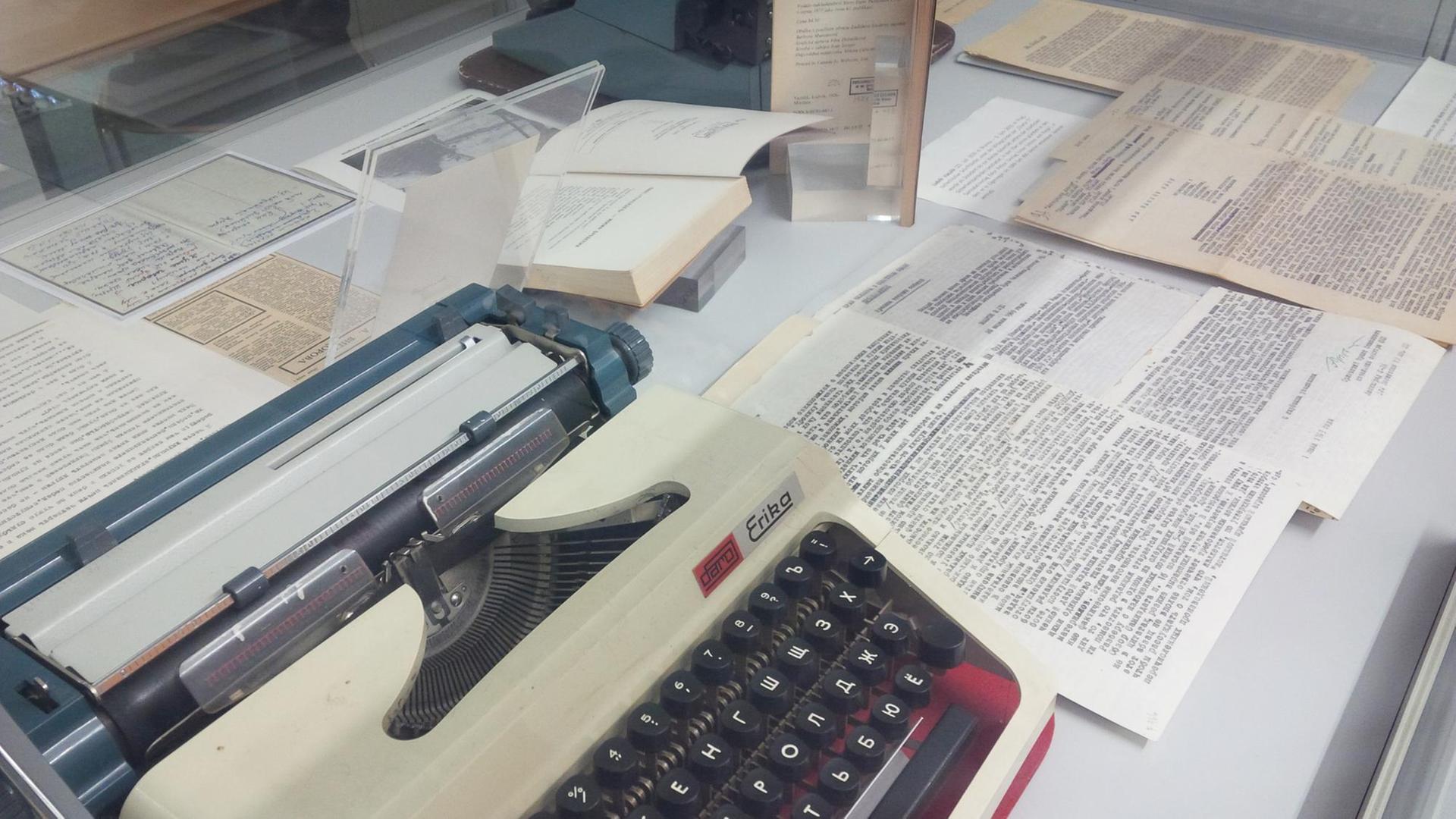 In der Sammlung der Forschungsstelle Osteuropa an der Universität Bremen: Die Schreibmaschine "Erika" – ein wichtiges Instrument im "Samizdat". In der Sammlung der Forschungsstelle Osteuropa an der Universität Bremen: Die Schreibmaschine "Erika" – ein wichtiges Instrument im "Samizdat".