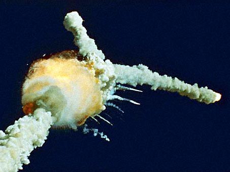 Das Space Shuttle Challenger explodiert kurz nach dem Start vom Kennedy Space Center, 1986 Das Space Shuttle Challenger explodiert kurz nach dem Start vom Kennedy Space Center, 1986