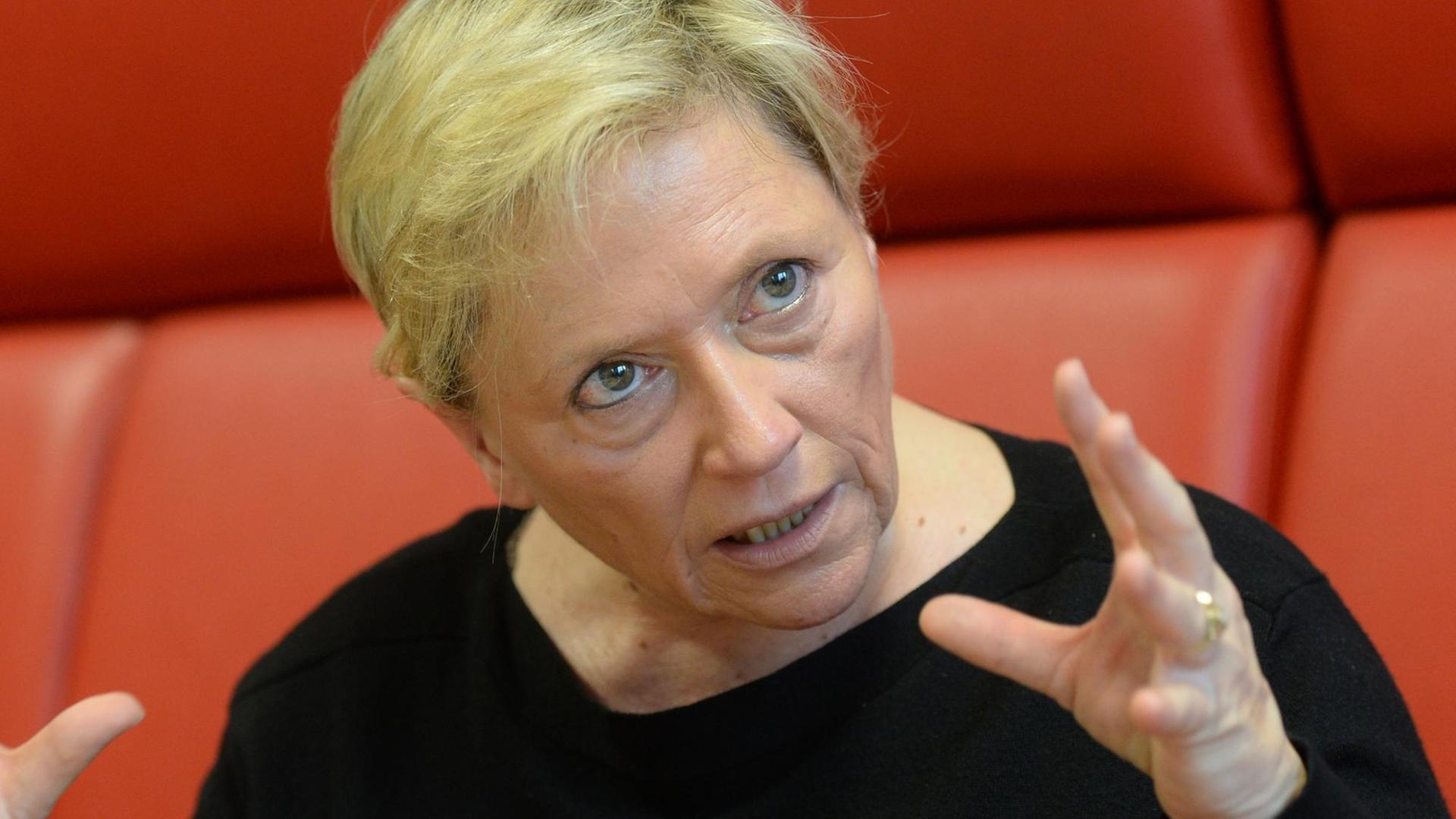 Baden-Württembergs Kultusministerin Susanne Eisenmann spricht und gestikuliert. Baden-Württembergs Kultusministerin Susanne Eisenmann spricht und gestikuliert.