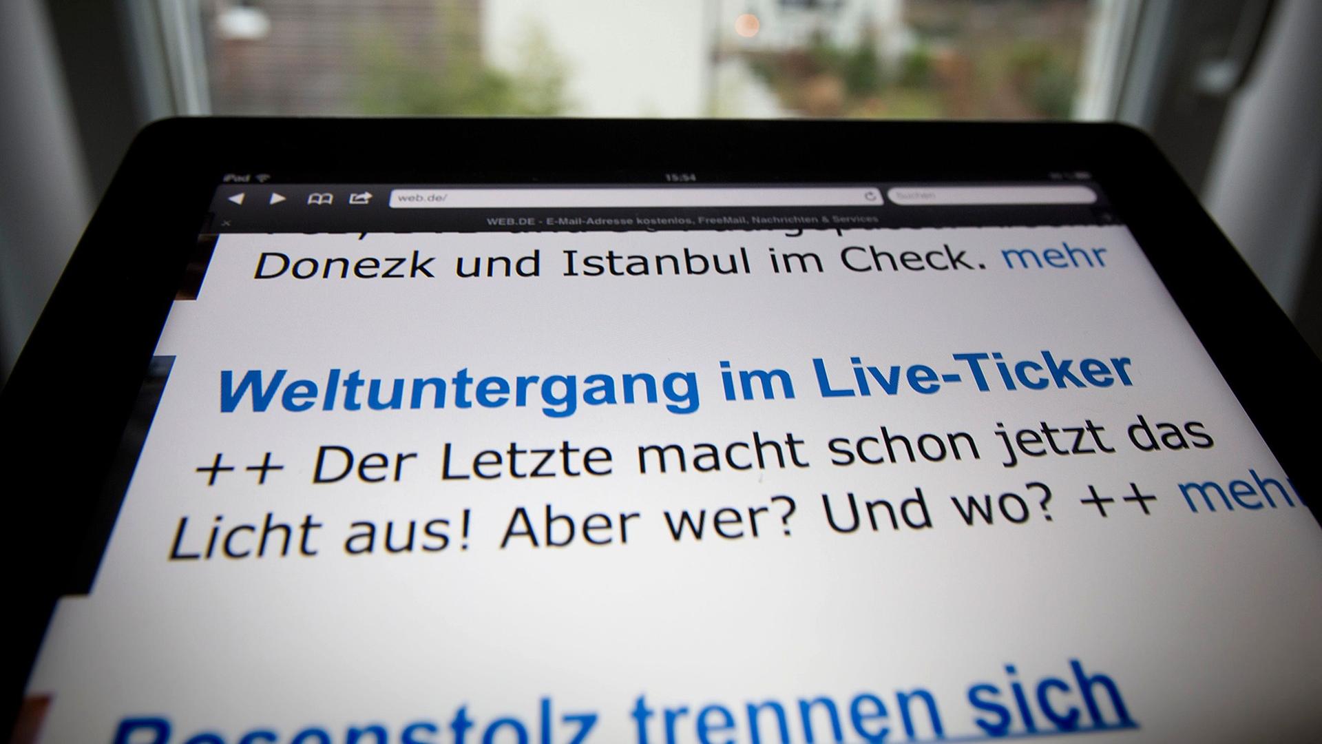 Auf der Website eines E-Mail-Providers wird am 20.12.2012 in Frankfurt am Main (Hessen) auf den "Weltuntergang im Live-Ticker" hingewiesen, der mit einem Klick zu erreichen ist. Auf der Website eines E-Mail-Providers wird am 20.12.2012 in Frankfurt am Main (Hessen) auf den "Weltuntergang im Live-Ticker" hingewiesen, der mit einem Klick zu erreichen ist.