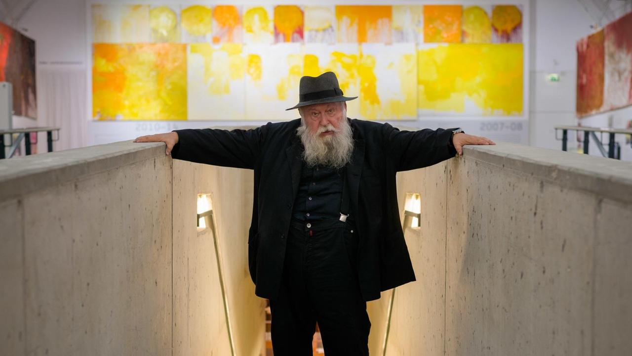 Der österreichische Maler und Aktionskünstler Hermann Nitsch steht im "nitsch museum" vor einigen seiner Werke. Der österreichische Maler und Aktionskünstler Hermann Nitsch steht im "nitsch museum" vor einigen seiner Werke.