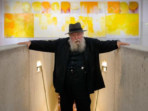 Der österreichische Maler und Aktionskünstler Hermann Nitsch steht im "nitsch museum" vor einigen seiner Werke.