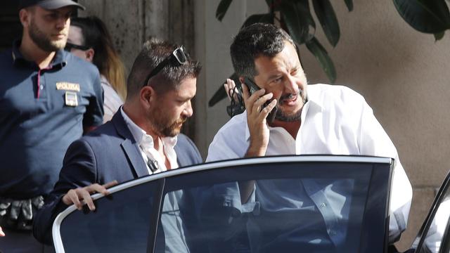 Das Foto zeigt Matteo Salvini, Innenminister von Italien. Er steigt in ein Auto während er telefoniert.