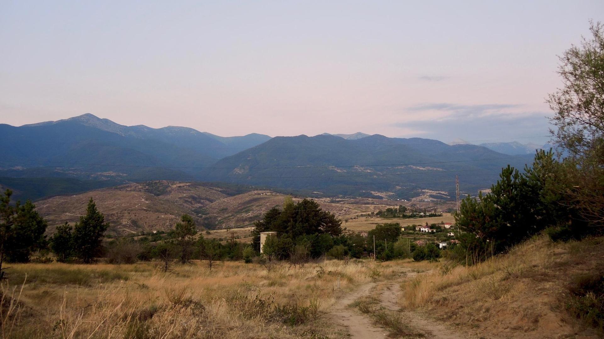 Blick vom Kresna-Tal auf das Pirin-Gebirge in der Abenddämmerung Blick vom Kresna-Tal auf das Pirin-Gebirge in der Abenddämmerung