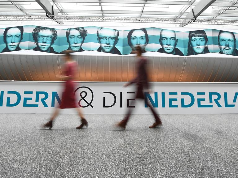 Personen gehen am 17.10.2016 auf der Buchmesse in Frankfurt am Main (Hessen) vor dem Pavillon des Ehrengastes Flandern und die Niederlande vorbei.