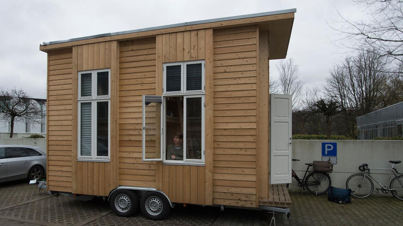 Ein Tiny-House auf dem Gelände des Bauhaus-Archivs.
Ein Tiny-House auf dem Gelände des Bauhaus-Archivs.
