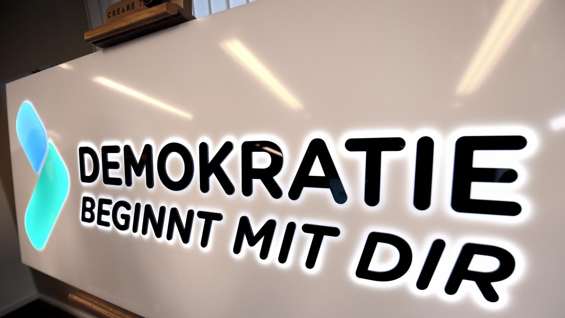 Ein Logo mit der Aufschrift «Demokratie beginnt mir Dir» steht in der Landeszentrale für politische Bildung in Niedersachsen Ein Logo mit der Aufschrift «Demokratie beginnt mir Dir» steht in der Landeszentrale für politische Bildung in Niedersachsen