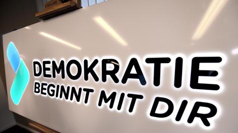Ein Logo mit der Aufschrift «Demokratie beginnt mir Dir» steht in der Landeszentrale für politische Bildung in Niedersachsen