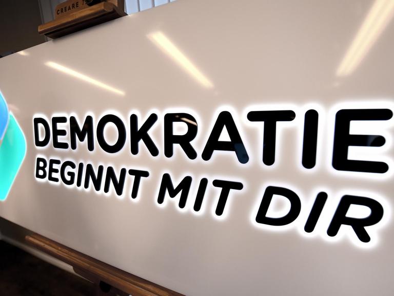 Ein Logo mit der Aufschrift «Demokratie beginnt mir Dir» steht in der Landeszentrale für politische Bildung in Niedersachsen