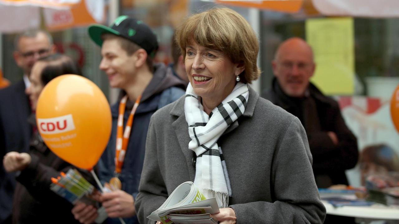Henriette Reker vor einem CDU-Wahlkampfstand in Köln Henriette Reker vor einem CDU-Wahlkampfstand in Köln