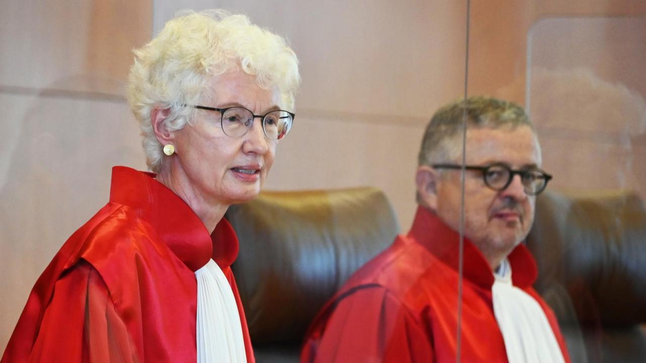 Doris König, Vorsitzende des Zweiten Senats und Vizepräsidentin des Verfassungsgerichts und Peter M. Huber während einer Verhandlung Doris König, Vorsitzende des Zweiten Senats und Vizepräsidentin des Verfassungsgerichts und Peter M. Huber während einer Verhandlung