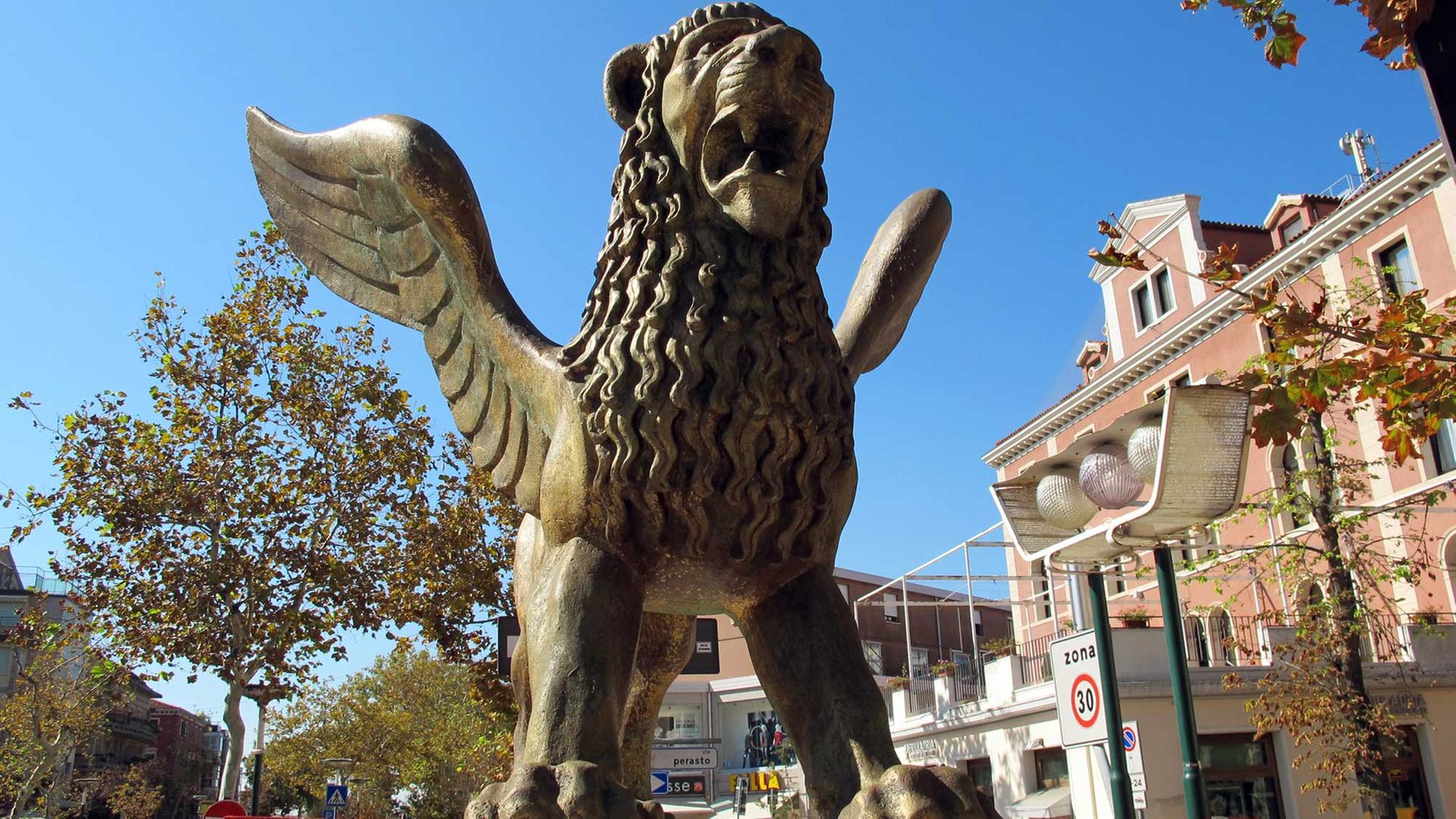 Der "Goldene Löwe" auf dem Lido in Venedig. Mit dem Goldenen Löwen (Leone d_Oro) wird bei den jährlich veranstalteten Filmfestspielen von Venedig der beste Wettbewerbsfilm prämiert. Der "Goldene Löwe" auf dem Lido in Venedig. Mit dem Goldenen Löwen (Leone d_Oro) wird bei den jährlich veranstalteten Filmfestspielen von Venedig der beste Wettbewerbsfilm prämiert.