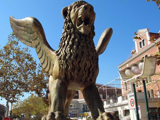 Der "Goldene Löwe" auf dem Lido in Venedig. Mit dem Goldenen Löwen (Leone d_Oro) wird bei den jährlich veranstalteten Filmfestspielen von Venedig der beste Wettbewerbsfilm prämiert.