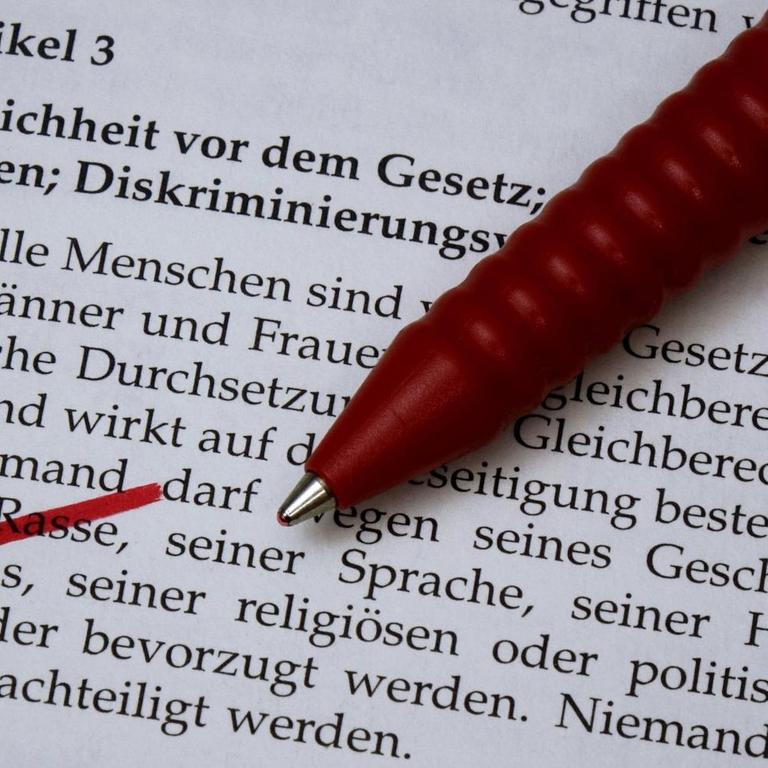 In einem Grundgesetz wurde im Artikel 2 das Wort Rasse durchgestrichen.