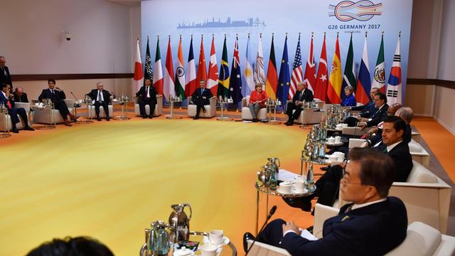 Die Staats- und Regierungschefs sitzen zu Beginn der Retreat-Sitzung zum Thema "Fighting Terrorism" beim G20-Gipfel in Hamburg.