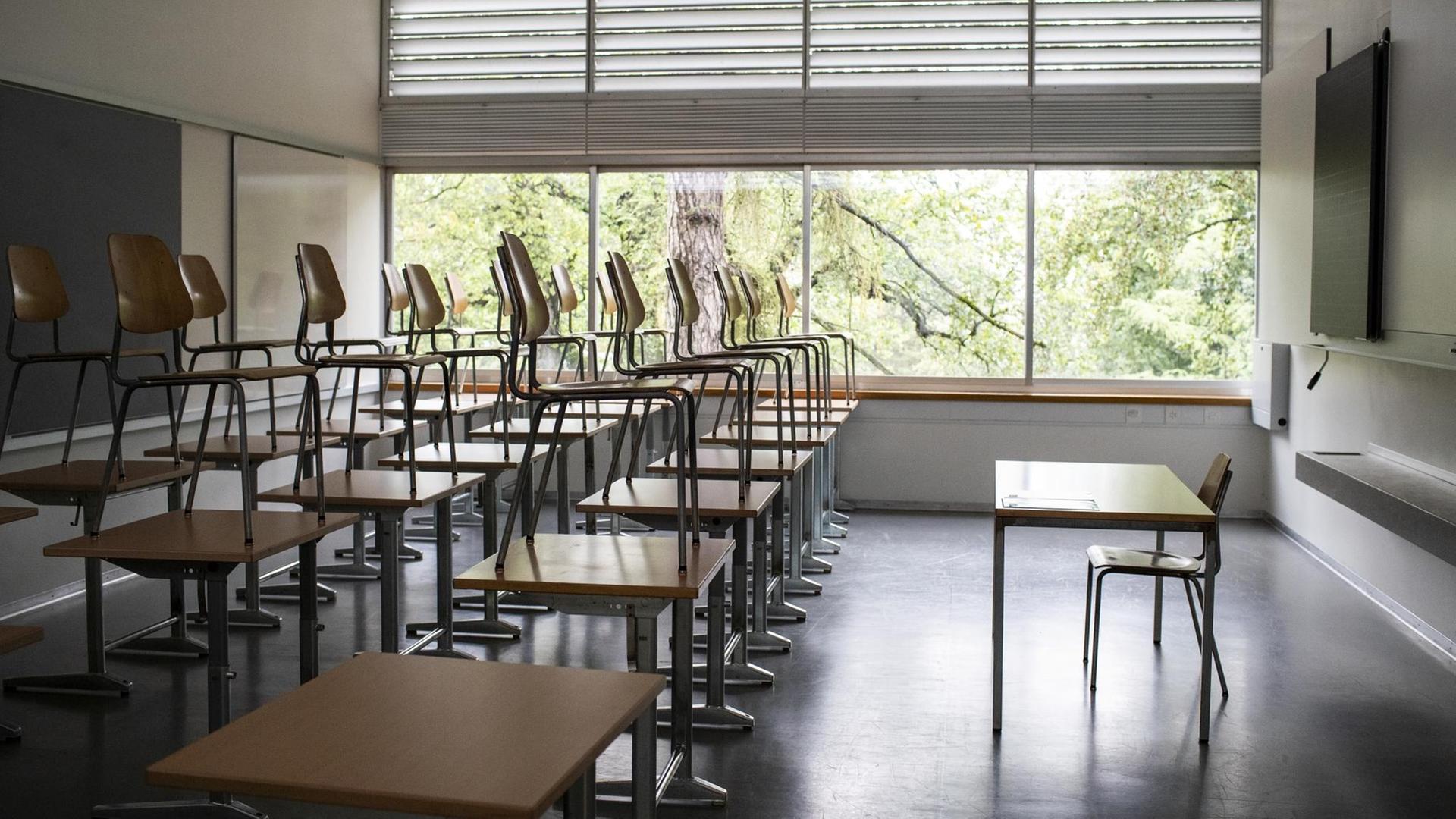 Ein leeres Schulzimmer, die Stühle stehen auf den Tischen. Ein leeres Schulzimmer, die Stühle stehen auf den Tischen.