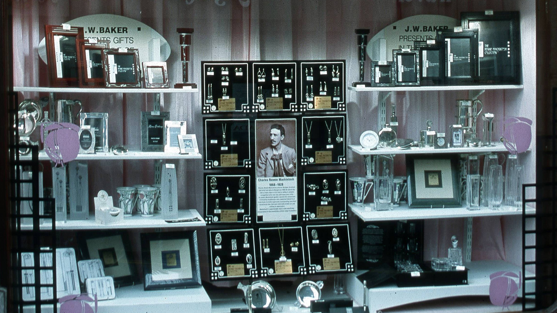 Ein Geschäft in Edinburgh, das sich auf den Verkauf von Bilderrahmen und Schmuck im Stil von Charles Rennie Mackintosh spezialisiert hat. Ein Geschäft in Edinburgh, das sich auf den Verkauf von Bilderrahmen und Schmuck im Stil von Charles Rennie Mackintosh spezialisiert hat.