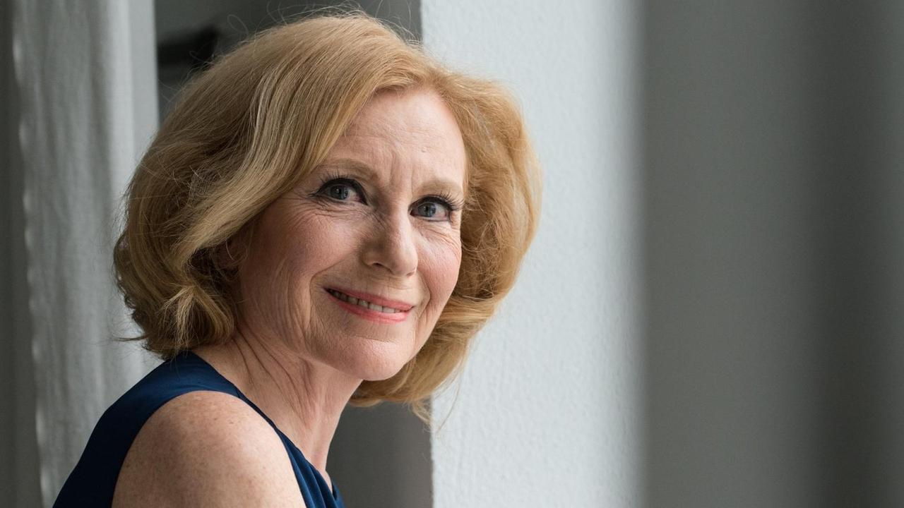 Die Schauspielerin, Sängerin und Kabarettistin Maren Kroymann lächelt von der Seite in die Kamera. Die Schauspielerin, Sängerin und Kabarettistin Maren Kroymann lächelt von der Seite in die Kamera.