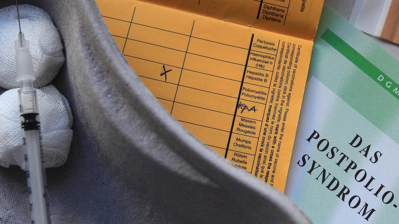 Utensilien zur Injektionsimpfung gegen die Krankheit Kinderlähmung liegen am 24.10.2014 in der Universitätsklinik in Magdeburg (Sachsen-Anhalt) bereit. Utensilien zur Injektionsimpfung gegen die Krankheit Kinderlähmung liegen am 24.10.2014 in der Universitätsklinik in Magdeburg (Sachsen-Anhalt) bereit.