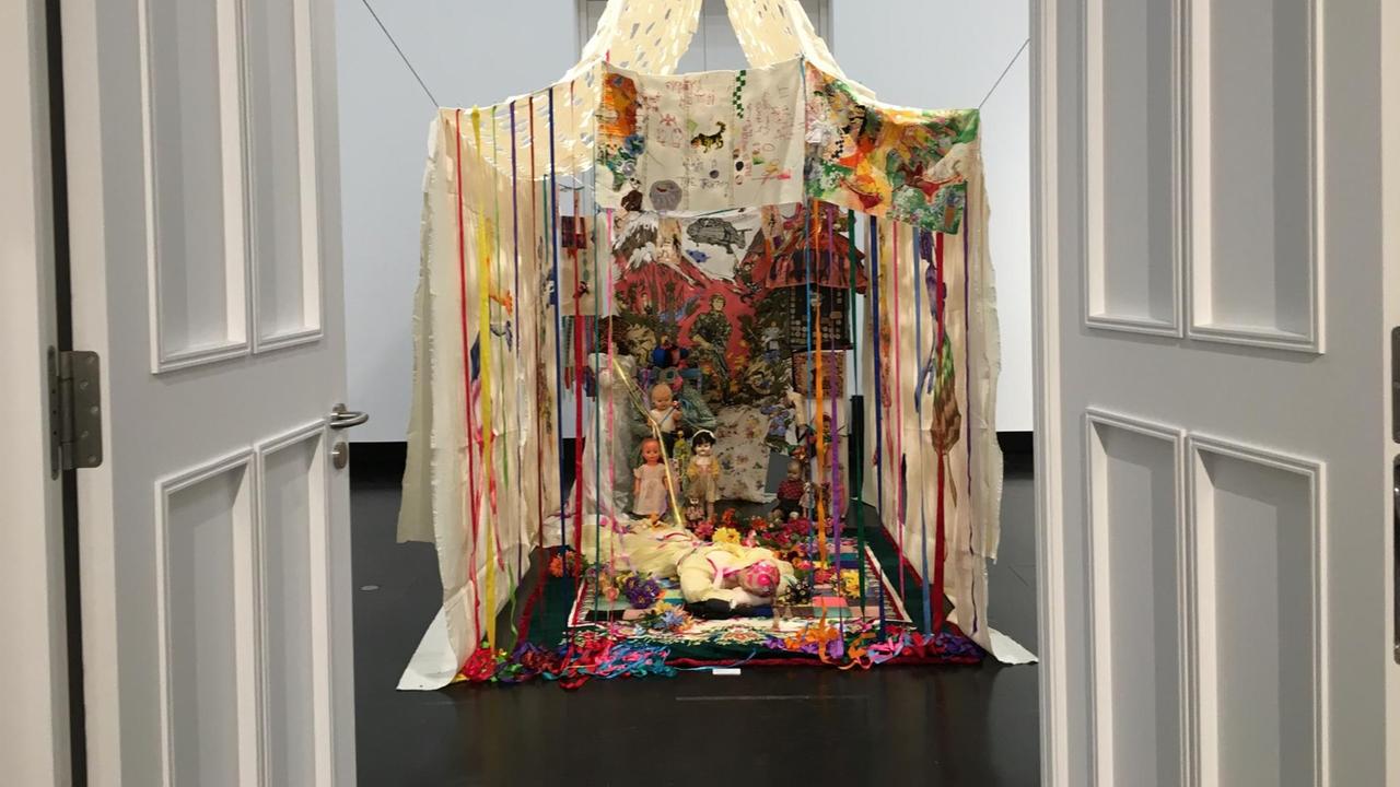 "Witch Hunt", Installation von Delaine le Bas in der Akademie der Künste "Witch Hunt", Installation von Delaine le Bas in der Akademie der Künste