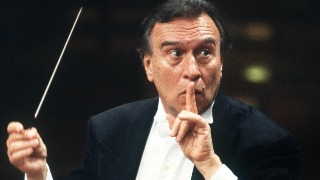 Das Bild zeigt den renommierten italienischen Dirigenten, der seit 1989 als Chefdirigent der Berliner Philharmoniker der Nachfolger von Herbert von Karajan wurde. Das Bild zeigt den renommierten italienischen Dirigenten, der seit 1989 als Chefdirigent der Berliner Philharmoniker der Nachfolger von Herbert von Karajan wurde.