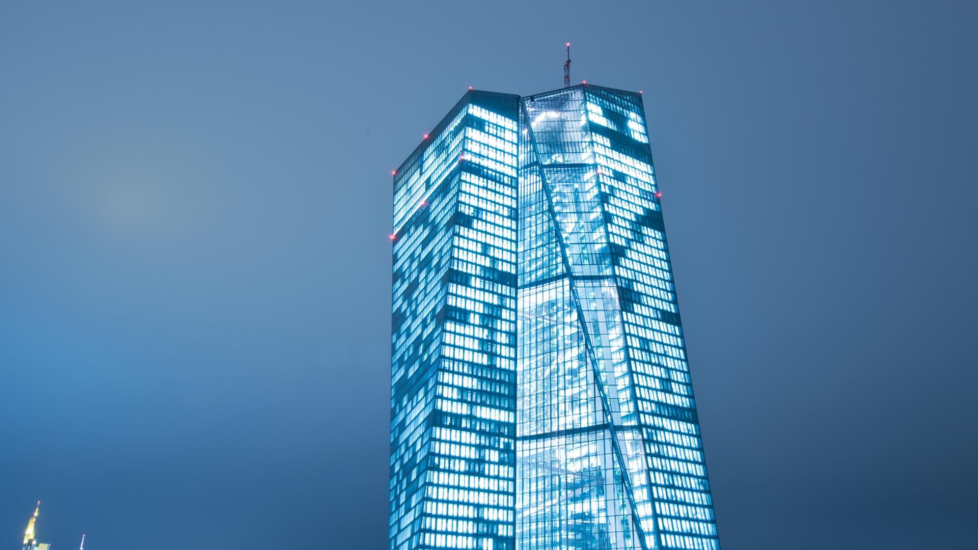 Im letzten Licht des Tages überragt der Neubau der Europäischen Zentralbank (EZB) in Frankfurt am Main (Hessen) am 12.01.2015 die Bankenskyline der Mainmetropole.