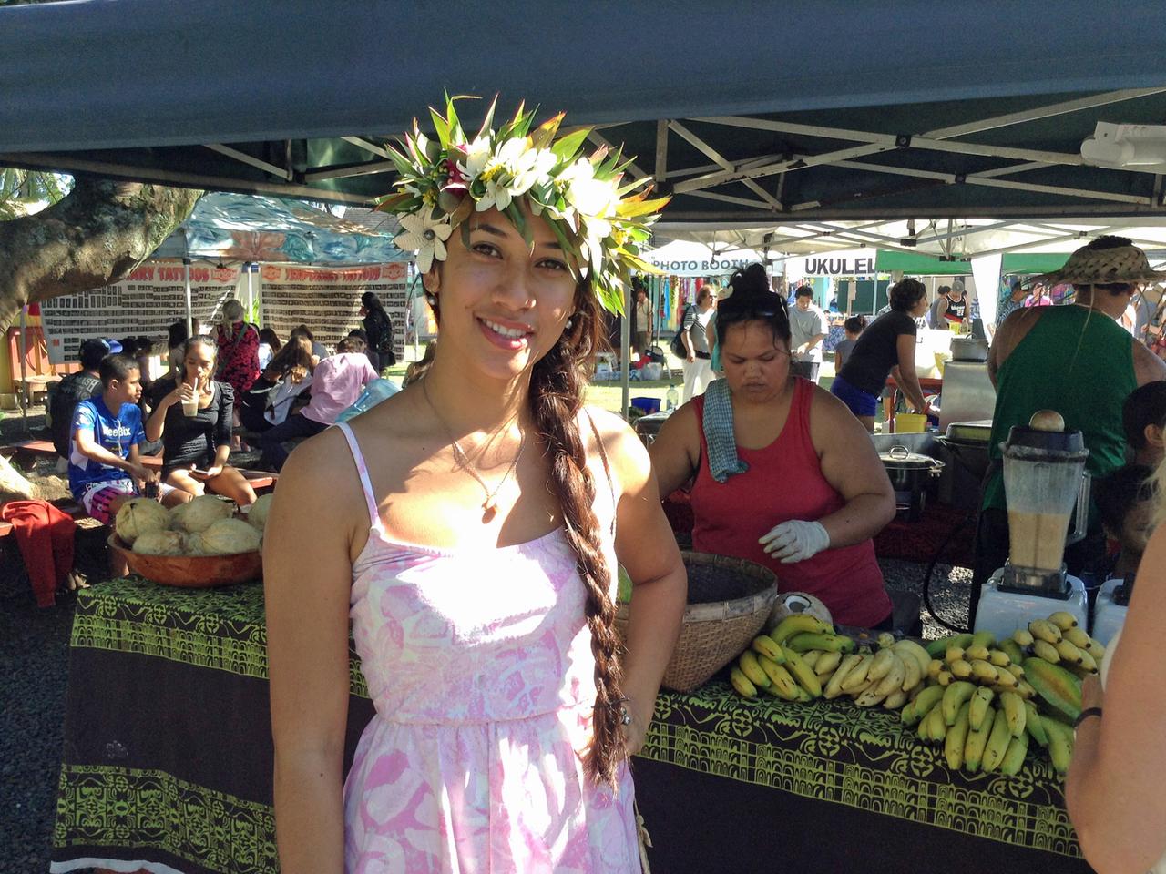 Eine Dame auf Cook Island trägt Blumen im Haar. Eine Dame auf Cook Island trägt Blumen im Haar.