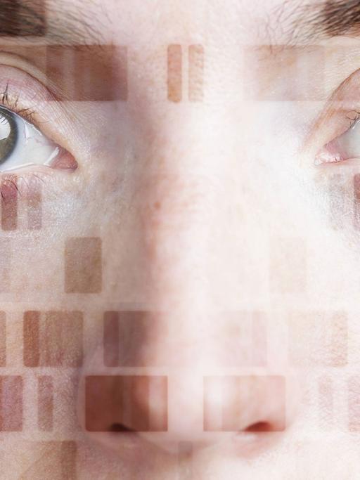 Eine Bildmontage: Menschliche DNA auf einem Gesicht.
