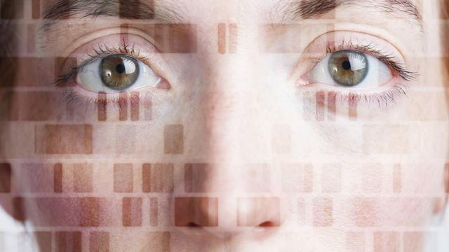 Eine Bildmontage: Menschliche DNA auf einem Gesicht.