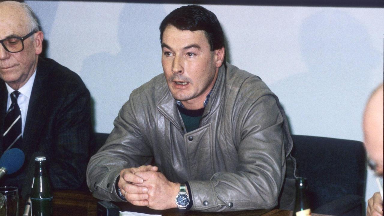 Bildnummer: 56699455 Datum: 08.12.1988 Copyright: imago/teutopress Absturz eines amerikanischen Militärflugzeugs vom Typ Thunderbolt A10 im Stadtteil Hasten/Remscheid: Jörn Bachmann (Mitte, ermittelnder Oberstaatsanwalt) während einer Pressekonferenz Mann Anwalt Staatsanwalt Staatsanwaltschaft Ermittlungen sitzend Saal halb quer sprechend PK Pressekonferenz Menschen links Dr. Günther Krug Flasche Getränk Wasser Gesellschaft x2x xkg 1988 quer o0 People o0 Unglück, Flugzeugabsturz, Militär, Militärflugzeug 56699455 Date 08 12 1988 Copyright Imago teutopress Crash a American Military aircraft of Type Thunderbolt A10 in Part of the city scurry Remscheid Joern Bachmann centre Ermittelnder Upper prosecutor during a Press conference Man Lawyer Prosecutor Prosecutor Investigations seated Room half horizontal Spoken press conference Press conference People left Dr Günther Krug Bottle Drink Water Society x2x xkg 1988 horizontal o0 Celebrities o0 Misfortune Plane crash Military Military aircraft Bildnummer: 56699455 Datum: 08.12.1988 Copyright: imago/teutopress Absturz eines amerikanischen Militärflugzeugs vom Typ Thunderbolt A10 im Stadtteil Hasten/Remscheid: Jörn Bachmann (Mitte, ermittelnder Oberstaatsanwalt) während einer Pressekonferenz Mann Anwalt Staatsanwalt Staatsanwaltschaft Ermittlungen sitzend Saal halb quer sprechend PK Pressekonferenz Menschen links Dr. Günther Krug Flasche Getränk Wasser Gesellschaft x2x xkg 1988 quer o0 People o0 Unglück, Flugzeugabsturz, Militär, Militärflugzeug 56699455 Date 08 12 1988 Copyright Imago teutopress Crash a American Military aircraft of Type Thunderbolt A10 in Part of the city scurry Remscheid Joern Bachmann centre Ermittelnder Upper prosecutor during a Press conference Man Lawyer Prosecutor Prosecutor Investigations seated Room half horizontal Spoken press conference Press conference People left Dr Günther Krug Bottle Drink Water Society x2x xkg 1988 horizontal o0 Celebrities o0 Misfortune Plane crash Military Military aircraft