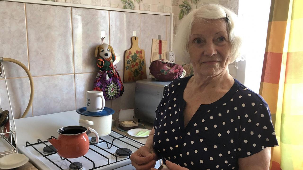 Die Zeitzeugin Lilija Derjabina, die während der NS-Zeit als Zwangsarbeiterin in Göttingen war, in ihrer Wohnung. Die Zeitzeugin Lilija Derjabina, die während der NS-Zeit als Zwangsarbeiterin in Göttingen war, in ihrer Wohnung.