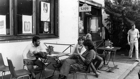 Besucher eines Cafés am 06.06.1980 in der neuen Kultur-und Freizeitstätte auf dem ehemaligen UFA-Gelände in Berlin-Tempelhof.
