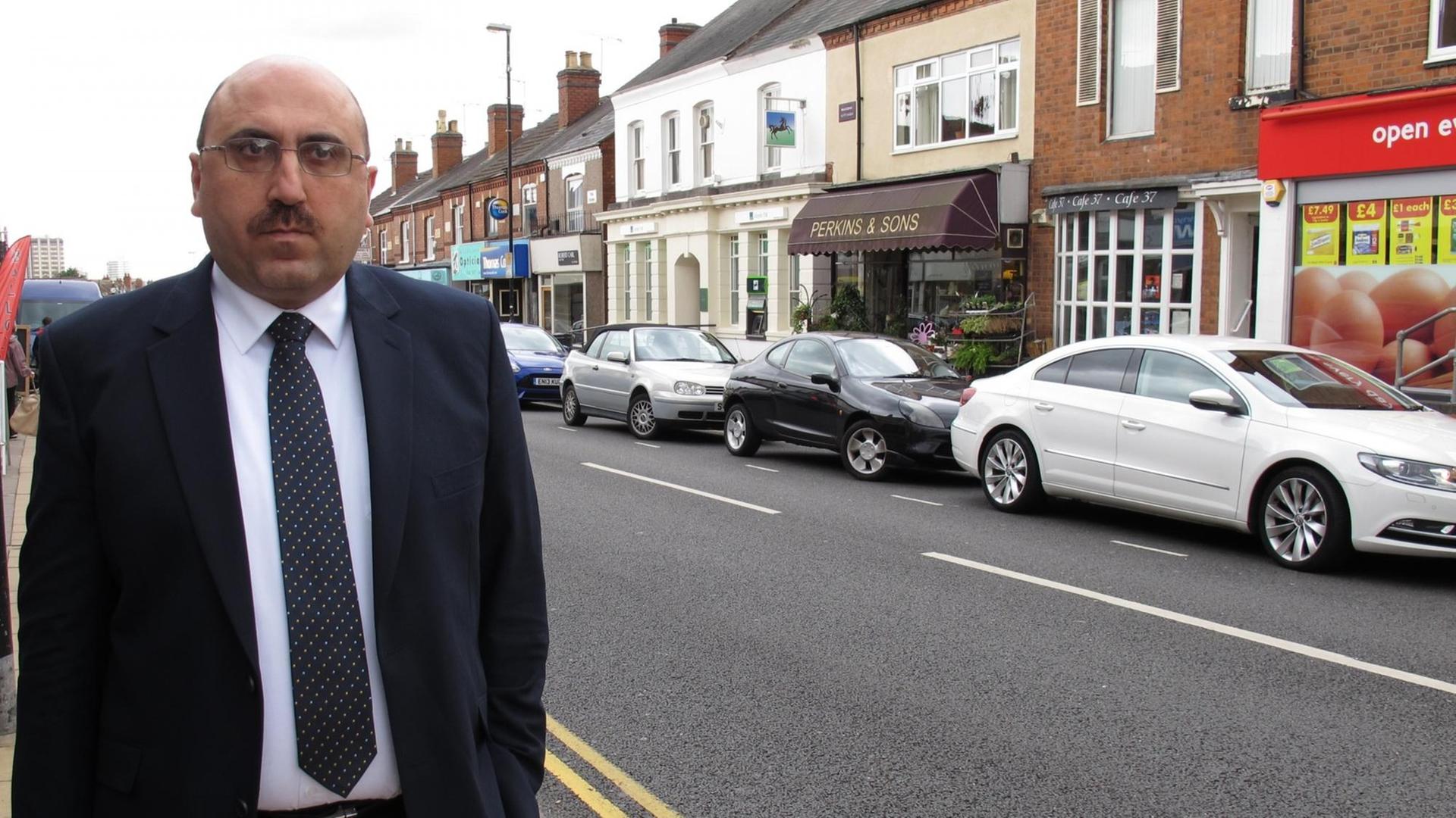 Ossama Suleiman, Leiter der Syrischen Beobachtungsstelle für Menschenrechte, steht an einer Straße in Coventry Ossama Suleiman, Leiter der Syrischen Beobachtungsstelle für Menschenrechte, steht an einer Straße in Coventry