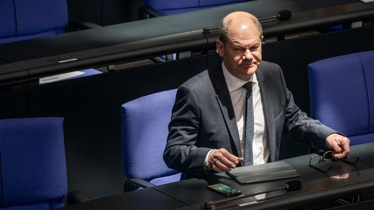 Olaf Scholz, (SPD) und Bundesminister der Finanzen, kommt zur Plenarsitzung des Deutschen Bundestages Olaf Scholz, (SPD) und Bundesminister der Finanzen, kommt zur Plenarsitzung des Deutschen Bundestages