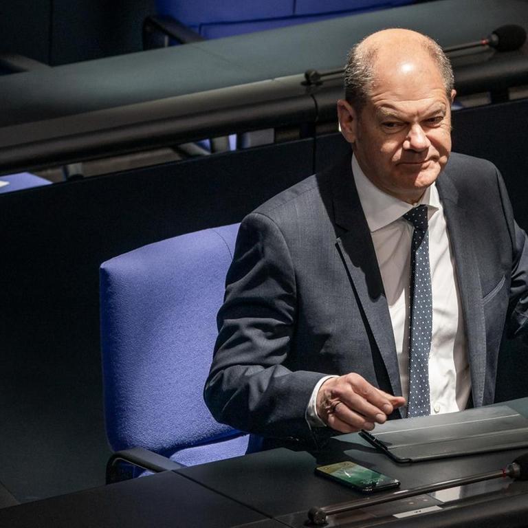 Olaf Scholz, (SPD) und Bundesminister der Finanzen, kommt zur Plenarsitzung des Deutschen Bundestages