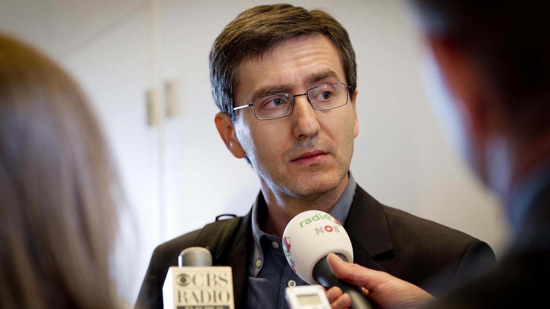 Hasan Nuhanovic spricht nach dem Urteil eines Berufungsgerichts in Den Haag am 5.7.2011 mit der Presse. Hasan Nuhanovic spricht nach dem Urteil eines Berufungsgerichts in Den Haag am 5.7.2011 mit der Presse.