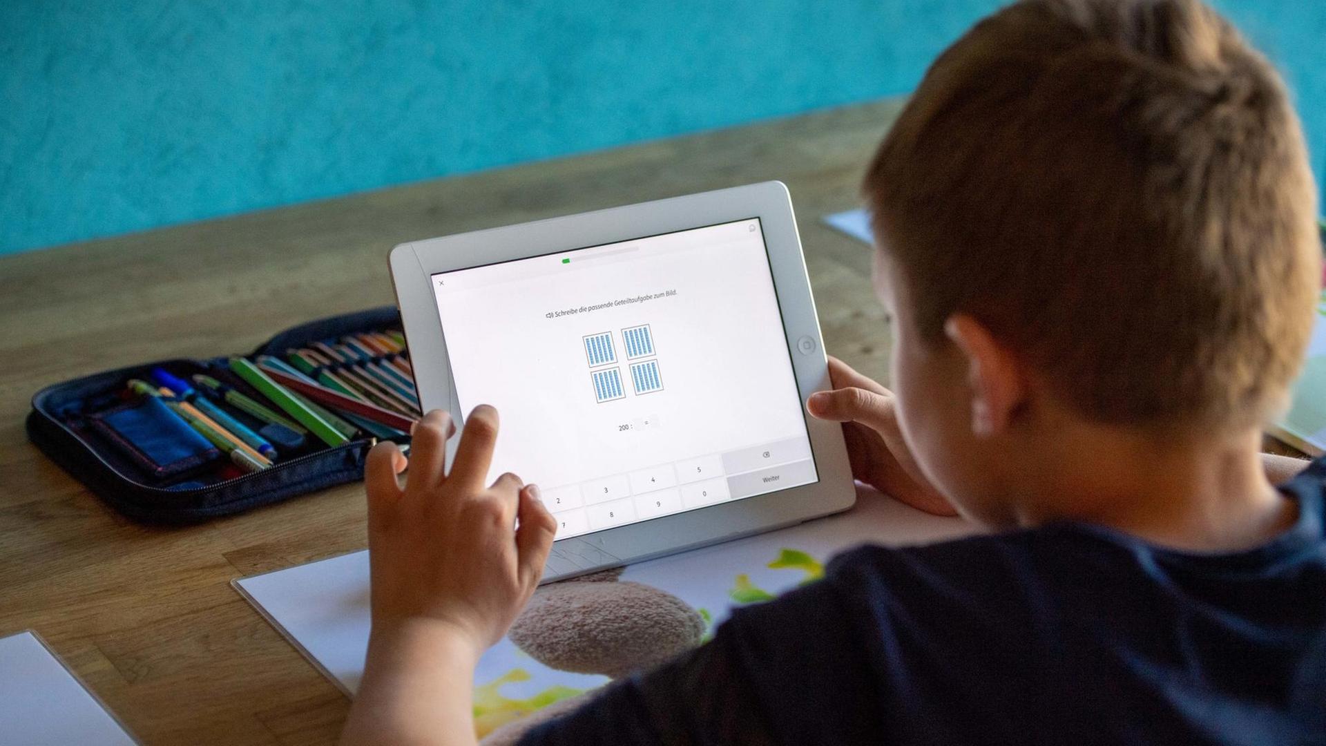 Joel loest zu Hause seine Schulaufgaben am Ipad, Tablett PC, Computer, digital, Lernen in der Coronakrise, am 25.03.2020 bei Ahlen/ Deutschland. | Verwendung weltweit Joel loest zu Hause seine Schulaufgaben am Ipad, Tablett PC, Computer, digital, Lernen in der Coronakrise, am 25.03.2020 bei Ahlen/ Deutschland. | Verwendung weltweit