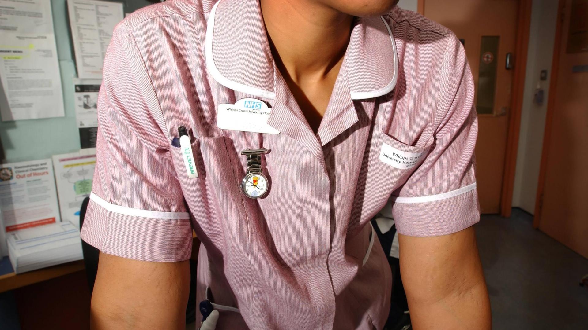 Eine Krankenschwester in einem Londoner Krankenhaus. Viele der Angestellten des britischen Gesundheitssystems NHS kommen aus Osteuropa. Aus Angst vor dem Brexit verlassen viele gerade das Land. Eine Krankenschwester in einem Londoner Krankenhaus. Viele der Angestellten des britischen Gesundheitssystems NHS kommen aus Osteuropa. Aus Angst vor dem Brexit verlassen viele gerade das Land.