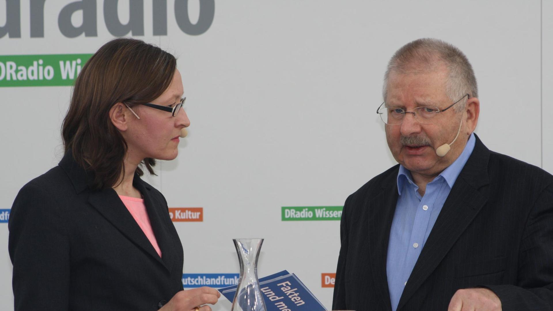 Monika Dittrich (links) im Gespräch mit Siegfried Suckut auf der Leipziger Buchmesse am Stand von Deutschlandradio Monika Dittrich (links) im Gespräch mit Siegfried Suckut auf der Leipziger Buchmesse am Stand von Deutschlandradio