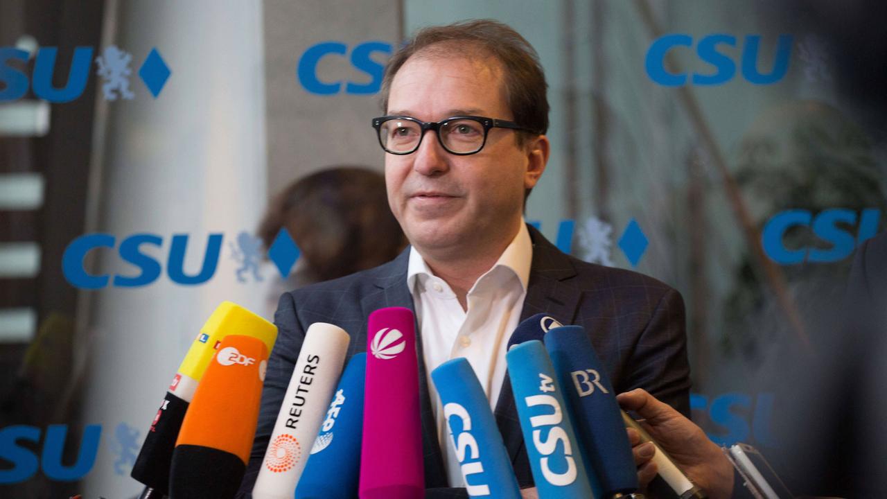 CSU-Landesgruppenchef Alexander Dobrindt spricht in der Parteizentrale in München am 15.1.2018 mit Journalisten. CSU-Landesgruppenchef Alexander Dobrindt spricht in der Parteizentrale in München am 15.1.2018 mit Journalisten.