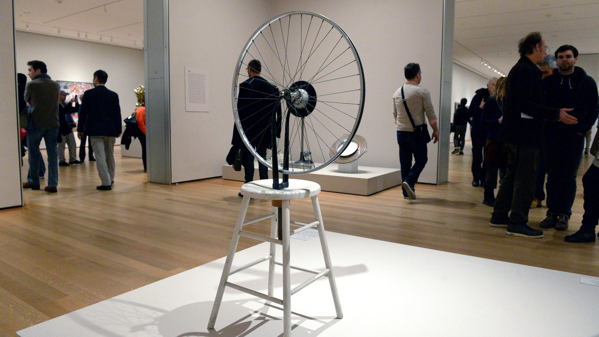 Die Arbeit "Bicycle Wheel" von Marcel Duchamp im Museum of Modern Art, MoMA, in New York. Die Arbeit "Bicycle Wheel" von Marcel Duchamp im Museum of Modern Art, MoMA, in New York.