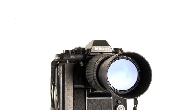 NIKON F 3 - Analog Kamera Fotoapparat mit Motor auf Stativ.