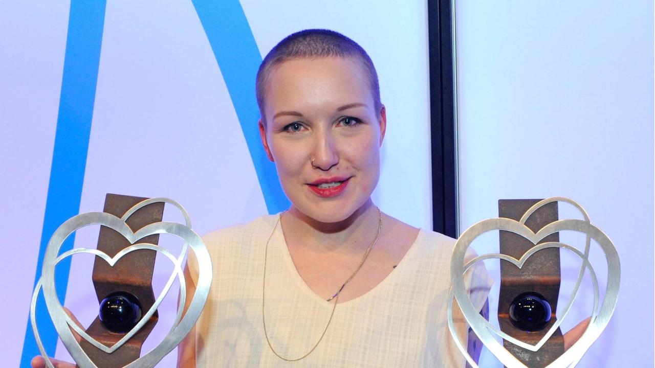 Die Regisseurin Susanne Heinrich zeigt ihre beiden Preise nach der Verleihung des 40. Max-Ophüls-Filmfestival in Saarbrücken. Die Regisseurin Susanne Heinrich zeigt ihre beiden Preise nach der Verleihung des 40. Max-Ophüls-Filmfestival in Saarbrücken.